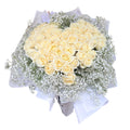 Fascio a cuore con 50 rose bianche e gypsofilia